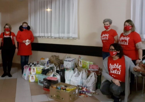 Produkty zebrane przez wolontariuszy ZSP nr9 w Bełchatowie odwiezione do punktu Szlachetnej Paczki